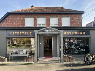 Dit ruime handelsgelijkvloers is gelegen op een uitstekende commerciële locatie in Zandhoven. Het pand is voorzien van grote raampartijen, waardoor...