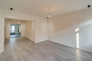 Voor meer info of een bezoek ter plaatse contacteer steven@copandi.be of bel 0498 61 58 86Gerenoveerde woning met gunstige ligging nabij winkels,...