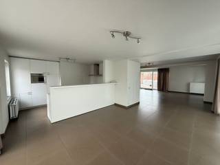 Comfortabel en aangenaam ruim duplexappartement in de directe nabijheid en op wandelafstand van winkels, scholen en openbaar vervoer (station). Het duplexappartement is een enig appartement boven een buroruimte en heeft een eigen aparte toegang. Er zijn geen gemeenschappelijke kosten!<br /><br />INDELING:<br />Op het gelijkvloers is er de toegang en de inkom met trap naar de verdieping. Het appartement ligt op een eerste en tweede verdieping.<br />Eerste verdieping: de hall met vestiaire leidt naar het gastentoilet en een aparte bergruimte. Via een glazen tussendeur kom je in de ruime lichtrijke living. Achterin kom je via een schuifraam op het aangenaam ruime terras. Er is een volledig ingerichte open keuken (met vaatwasser, frigo, keramische kookplaat en ingemaakte kastwand) en ruimte voor een aansluitende eetplaats en ontbijthoek. <br />Op de tweede verdieping is er de badkamer met lavabomeubel en douche en 3 slaapkamers. <br /><br />Een gezellig en lichtrijk, instapklaar appartement met een wel heel aangenaam ruime oppervlakte!<br /><br />Optioneel kan er een garage bijgehuurd worden (75 EURO/maand).