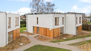 <p>Ontdek dit exclusieve nieuwbouwproject met zeven stijlvolle woningen, rustig gelegen in een groene, autoluwe omgeving vlak bij Mechelen. De moderne architectuur, het hoge afwerkingsniveau en de duurzame technieken maken van deze woningen een unieke woonkans. Elke woning beschikt over een warmtepomp met vloerverwarming en -koeling, zonnepanelen en grote raampartijen die zorgen voor een overvloed aan natuurlijk licht. De gebruikte materialen zijn duurzaam en energiezuinig, wat resulteert in een laag verbruik en een maximaal wooncomfort. Elke woning heeft een private parkeerplaats met laadpaal, een tuin met tuinberging en toegang tot een gemeenschappelijke fietsenstalling. De ligging is ideaal: openbaar vervoer bevindt zich op wandelafstand, het station is vlot bereikbaar per fiets en via de E19 sta je in enkele minuten in Antwerpen of Brussel. Binnen geniet je van een lichtrijke leefruimte met open keuken, een stijlvolle inkomhal met gastentoilet en een praktische berging. Op de verdieping zijn er vier volwaardige slaapkamers, een moderne badkamer en extra opbergruimte. Hier woon je omringd door groen, in alle rust en comfort, met de stad vlakbij. Bij elke woning zit telkens een parkeerplaats in de prijs begrepen. Deze woningen zijn ondertussen opgeleverd en klaar om u te ontvangen. Contacteer ons snel voor een bezoek ter plaatse!</p>
