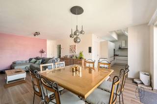 <p>Perfect gelegen nabij alle voorzieningen, in het hart van het gegeerde dorp Dottenijs, bestaat dit mooie recente appartement (2023), voorzien van alle hedendaags comfort en gelegen op de tweede verdieping van de standingvolle residentie Formentor, uit:<br /><br />Een inkomhal met apart toilet die toegang geeft tot een ruime en lichtrijke leefruimte met een moderne, volledig uitgeruste open keuken, een berging/wasruimte, een ideaal georiënteerd balkon met uitzicht op de privatieve tuin van de residentie, evenals een nachthal die toegang biedt tot een badkamer en twee mooie slaapkamers.<br /><br />Het appartement beschikt bovendien over een privatieve parkeerplaats en een kelder, beide gelegen in de beveiligde ondergrondse parkeergarage van de residentie.<br /><br />TECHNISCHE KENMERKEN: centrale vloerverwarming, aluminium ramen met dubbele beglazing, uitstekende EPC-score, conforme elektrische installatie, grondplan hieronder beschikbaar om te downloaden.</p>
