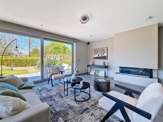 Deze prachtige moderne villa uit 2012 combineert hedendaagse architectuur met optimaal wooncomfort en een doordachte indeling. Gelegen in een aangename en rustige omgeving, vormt deze instapklare woning de perfecte thuisbasis.<br /><br />De lichtrijke leefruimte sluit naadloos aan op de stijlvolle leefkeuken, die rechtstreeks toegang biedt tot het ruime zonneterras en de tuin. Hier geniet u in alle privacy van de zon.<br />Verder is er een praktische wasplaats en aparte bureauruimte.<br />De inpandige garage zorgt voor extra comfort en praktische opbergruimte.<br /><br />Op de verdieping bevinden zich drie volwaardige slaapkamers en twee badkamers, ideaal voor gezinnen of wie extra ruimte wenst voor een bureau of hobbyruimte.<br /><br />Dankzij de aanwezige zonnepanelen (met groenestroomcertificaten) is de woning bovendien energiezuinig en toekomstgericht.<br /><br />Interesse? Bel Matthias op 0497/76.84.89