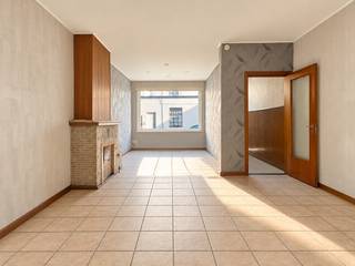 Deze charmante woning is centraal gelegen in de Nekkerspoelstraat, op korte afstand van het bruisende centrum van Mechelen. Winkels, scholen, openbaar vervoer en tal van voorzieningen bevinden zich in de nabije omgeving. Dankzij het nabijgelegen station Mechelen-Nekkerspoel zijn ook Antwerpen, Brussel en andere steden vlot bereikbaar. Daarnaast liggen recreatiedomein De Nekker en mooie fiets- en wandelroutes langs de Dijle binnen handbereik. De woning beschikt op het gelijkvloers over een inkomhal, een ruime woon- en eetkamer, een geïnstalleerde keuken en een badkamer met douche, toilet en lavabo. Absolute troef is de zeer gezellige en charmante stadstuin, een heerlijke plek om in alle rust te genieten! Op de eerste verdieping bevinden zich een tweede badkamer en 2 slaapkamers. De tweede verdieping biedt een zeer ruime zolderkamer met vaste trap, ideaal als derde slaapkamer, hobbyruimte of bureau. Bovendien is er airconditioning aanwezig. De woning heeft een kelder! Een gezellige stadswoning met verrassend veel ruimte én een leuke buitenruimte, vlak bij het centrum van Mechelen! Oppervlakte: 110m². Voor meer informatie of vrijblijvend plaatsbezoek 0488/60.05.07