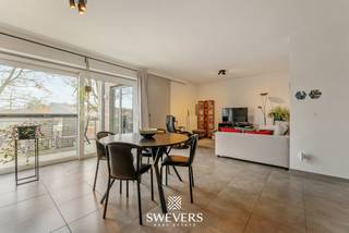 Voor meer info en foto’s, surf naar www.swevers.be – Dit instapklare appartement op de eerste verdieping in Heusden-Zolder werd gebouwd in 2016...