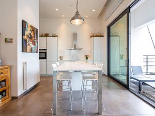 Gelegen op een steenworp afstand van de historische wijken, in een iconisch gebouw, biedt dit penthouse een bruto vloeroppervlakte van ± 200 m² (EPC) en een terras van ± 23 m² met een adembenemend uitzicht over Brussel.<br /><br />Dit appartement, gebouwd in 2016 en met een hoogwaardige afwerking, komt uit op een inkomhal met een dubbele vestiaire en een gastentoilet. De woonkamer bestaat uit een ruime woon-/eetkamer, een volledig uitgeruste "Siematic" keuken en een terras op het zuidwesten. Het slaapgedeelte bestaat uit een hal met inbouwkasten, een hoofdslaapkamer en een doucheruimte. Een tweede slaapkamer met een eigen badkamer, een kantoor of een derde slaapkamer maken het geheel compleet.<br /><br />Andere kenmerken zijn onder meer de hoge plafonds (3,70 m), parkeergelegenheid beschikbaar voor € 100, kelder, dubbele ventilatie, elektrische rolluiken in de woonkamer en verduisterende rolluiken in de slaapkamers, eikenhouten parketvloer, alarm, gemeenschappelijke tuin en panoramisch terras, pantry, ruime berging, conciërgeservice en wasruimte. Kosten: € 450 voor onderhoud van de gemeenschappelijke ruimtes, verwarming en eigen warm water. EPC: C.<br /><br />De Grote Markt, het hart van het Brusselse leven, is internationaal erkend door UNESCO vanwege zijn decoratieve rijkdom. Met zijn vele restaurants, markten en winkels is het een hotspot voor alle nationaliteiten.<br /><br />Voor meer informatie kunt u contact opnemen met Mélody Bingoni op +32 (0) 2 640 08 01.