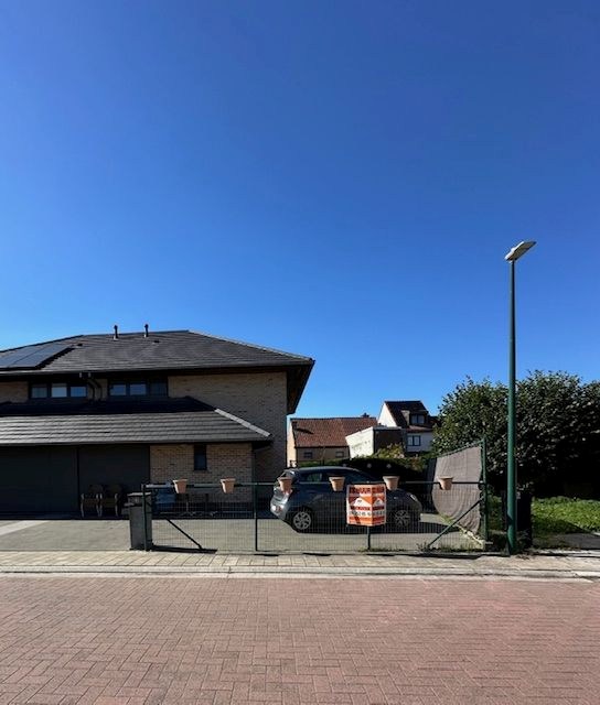 Rustig gelegen nieuwbouwwoning met ingerichte keuken, ruime living, badkamer, 3 ruime slaapkamers, grote garage en tuin.