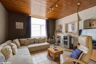 GOED ONDERHOUDEN GEZINSWONING MET 3 RUIME SLAAPKAMERS OP EEN RUIM PERCEEL VAN 9A 21CA<br /><br />*** Bekijkt U deze woning via een aanverwante website? Surf dan naar https://matisimmo.be/nl/aanbod/4336128/huis-te-koop-in-3722-wintershoven en klik op volgende link voor het INTERACTIEF GRONDPLAN: https://grondplan.matisimmo.be/grondplan/?map=KortessemBronstraat24 ***<br /><br />In Wintershoven, een rustige en landelijke deelgemeente van Kortessem, vinden we deze instapklare woning terug. Omliggende steden zoals Tongeren, Bilzen en Hasselt zijn vlot bereikbaar dankzij de nabije ligging van de op- en afritten. Veel natuur en rust typeren deze omgeving, wat maakt dat er veel fiets- en wandelroutes zijn. Basisvoorzieningen bevinden zich in de buurt op enkele minuten rijden.<br /><br />De woning is gelijkvloers ingedeeld met een inkomhal die toegang geeft tot de eetkamer, de gezellige woonkamer en de ingerichte keuken. Vanuit de eetkamer kan men naar de woonkamer. De woonkamer geniet van een gezellige warmte, letterlijk en figuurlijk, dankzij de pelletkachel en het gebruik van lichte tinten in combinatie met hout. De hal aansluitend aan de eetkamer geeft toegang tot de praktische berging, de badkamer en de overdekte inkom vanuit de tuin. De badkamer werd vernieuwd en is uitgerust met een ligbad, inloopdouche, toilet en wandmeubel met dubbele lavabo.<br />Bij de trap naar de eerste verdieping is een handige bureauhoek ingericht.<br /><br />Op de eerste verdieping zijn 3 ruime slaapkamers voorzien en via een zolderluik in de nachthal kan men de zolder bereiken.<br /><br />De woning is gelegen op een ruim perceel en geniet van een fijne tuin met uitzicht op het achterliggende groen. De tuin is onderhoudsvriendelijk aangelegd en volledig omheind. In het verlengde van de inrit is een vrijstaande garage voorzien.<br /><br />Wilt u graag een bezoek inplannen voor deze woning? Neem vrijblijvend contact op via 011/34 00 00 of info@matisimmo.be<br /><br />De vermelde woonoppervlakte is steeds de bruikbare vloeroppervlakte overgenomen uit het EPC-verslag.<br /><br /><em>Dit pand kan onderhevig zijn aan de renovatieverplichting die door de Vlaamse overheid wordt opgelegd voor residentiële gebouwen. Consulteer voor meer informatie de website van Vlaanderen via </em><em>https://www.vlaanderen.be/een-huis-of-appartement-kopen/renovatieverplichting-voor-residentiele-gebouwen</em><br /> 