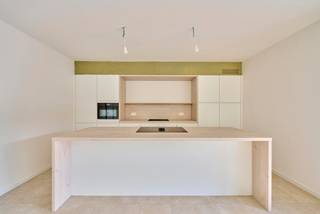<span><span><strong>Ideale investeringsopbrengst in project De Hessel in Herselt.</strong><br /></span></span>
<p>Ben je op zoek naar een zorgeloze investering met een aantrekkelijk rendement? Dit moderne en energiezuinige appartement biedt je niet alleen een fantastische kans om te investeren in vastgoed, maar ook gemoedsrust. Het appartement is namelijk verhuurd aan betrouwbare huurders die op zoek zijn naar langdurig woongenot (huurovereenkomst van 9 jaar).<br />Dit betekent voor jou als investeerder: een stabiel huurrendement en een zorgeloze verhuurervaring. Met de sterke vraag naar duurzame en comfortabele woningen is dit dé kans om te investeren in een bloeiende regio.</p>
<span><span><strong>App 32 - Wolfsdonksesteenweg 1/205: </strong></span><span>Appartement op de tweede verdieping met veel lichtinval, 1 slaapkamer en groot terras:</span><br />- vloerverwarming en zonnepanelen<br />- ruime parkeerplaats en berging in de afgesloten parkeergarage<br /><br />Dankzij onze <strong>geen gedoe aanpak</strong> ontzorgen wij je van alles wat er bij verhuren komt kijken. Jij verhuurt je pand, maar <strong>alle praktische taken</strong> (onderhoud, technisch en financieel beheer) nemen wij van je over. Laat je investeringspand renderen zonder omkijken! Wij adviseren je hierover graag tijdens een afspraak. Ook bezorgen we je een gedetailleerde rendementsberekening op aanvraag.<br /><br />Vermelde prijs is exclusief BTW (21 %) en notariskosten.<br />Voor meer informatie of een bezoek ter plaatse: 011 39 90 50 - info@jansenrealestate.be<br />Wij ontzorgen je ook voor de verkoop van je huidige woning! Voor meer uitleg helpen we je graag verder.<br /></span>
