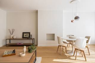 <strong>Knokke: Gerenoveerd appartement te koop met 2 slaapkamers op toplocatie in het centrum van Knokke.</strong>
<p>Op een uitstekende locatie te Knokke vinden we dit stijlvol gerenoveerde appartement met twee slaapkamers. Dankzij de combinatie van een hedendaagse afwerking, een aangename indeling en een centrale ligging is dit een ideale uitvalsbasis aan de Belgische kust. Het appartement werd grondig gerenoveerd met oog voor comfort en uitstraling en biedt een aangename leefruimte waar licht en ruimte centraal staan.<br /><br /><strong>Indeling: </strong><br />Inkomhal, lichtrijke leefruimte met comfortabele eethoek, zuidgericht terras vooraan, moderne en volledig ingerichte keuken, apart toilet, berging, 2 slaapkamers, badkamer met inloopdouche, terras achteraan. <br /><br /><strong>Troeven: </strong></p>

<ul><li>Volledig gerenoveerd met hoogwaardige materialen.</li><li>Centrale ligging in Knokke vlakbij de Dumortierlaan, ijzerpark, het strand.</li><li>Winkels en horeca op wandelafstand.</li><li>Ideaal als vaste woonst, tweede verblijf of investering.</li><li>Privatieve kelderberging en toegankelijke fietsenberging. </li></ul>
Meer informatie? Contacteer Ayita op 0496 13 43 12 of via ayita@eraservimo.be