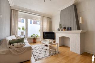 <strong><strong>Huurprijs: 800 EUR per maand<br />Kosten plaatsbeschrijving zijn 50/50 te delen door huurder en verhuurder<br />Huurwaarborg = 3 maanden huur<br />Beschikbaar: 15/11/2026<br /></strong></strong>
<p><strong>BEZOEK AANVRAGEN EN KANDIDAAT STELLEN VIA ONZE WEBSITE: www.deboerenpartners.be</strong><br />Indien u een bezoek wenst aan te vragen aan dit eigendom te huur, dan kan dit enkel via het aanvraagformulier op onze website. U zoekt het betreffende eigendom onder ons 'aanbod te huur', en klikt daarna bovenaan op 'bezoek inplannen'.<br />Daarna doorloopt u alle stappen en vult u de gevraagde gegevens in. Wij behandelen uw aanvraag binnen de 2 werkdagen en contacteren u daarna. Omwille van het grote aantal aanvragen, worden verzoeken via Immoweb, Immoscoop of Spotto niet behandeld.</p>
<span>Beschrijving van het appartement:<br /></span>U betreedt het appartement via een inkomhal met apart toilet. Vanuit deze hal komt u in de ruime woonkamer, die dankzij de grote ramen geniet van veel natuurlijk licht.
<p>De keuken is uitgerust met een gasvuur met 4 pitten, spoelbak, inbouwkoelkast en plaats voor een combi-oven. Daarnaast is er een aansluiting voor een wasmachine voorzien.</p>
<p>Het appartement beschikt over twee slaapkamers en een badkamer met lavabo, spiegel, toilet en douche. Via de kleinste slaapkamer heeft u toegang tot een gezellig terras, ideaal om te ontspannen.</p>
<span>Bijzonderheden:</span><br />- Geen maandelijkse gemeenschappelijke lasten<br />- Met een bewonerskaart kan u gebruik maken van perkeergelegenheid in de staat of bij parking Muylenberg<br />- Nabij scholen, openbaar vervoer, station, winkels en centrum Turnhout