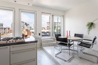 Centraal wonen in iconisch gebouw<br /><br />Locatie<br />Op de hoek van de Pelikaan- en de Vestingstraat staat het iconische beursgebouw dat de 'Internationale Diamanthandelaarsvereeniging Fortunia' liet optrekken. Recht tegenover het centraal station van Antwerpen geniet dit appartement van een uitzonderlijke bereikbaarheid. Met tram- en bushaltes in de directe nabijheid en een vlotte verbinding naar het stadscentrum, is dit de ideale uitvalsbasis voor wie mobiliteit en stadsleven wil combineren. <br /><br />Beschrijving<br />Het appartement bevindt zich op de 7de verdieping en is bereikbaar via de lift. Bij het binnenkomen valt meteen de lichtrijke leefruimte op, waar voldoende plaats is voorzien om een bureauhoek te integreren (perfect voor thuiswerk). De keuken met eetruimte biedt een aangenaam open zicht op de achterzijde, wat zorgt voor extra rust en privacy. Verder beschikt het appartement over een ruime slaapkamer met een aansluitende badkamer, wat het geheel compleet en functioneel maakt.<br /><br />Bijzonderheden<br />- Geen renovatieverplichting<br />- Maandelijkse lasten: 225 euro (incl.: voorschot verwarming, voorschot water, professionele syndicus, onderhoud lift, poetsen gemeenschappelijke delen, blokpolis, bijdrage reservefonds, afvalverzameling (huisvuil, PMD en papier) in containers en elektriciteit gemeenschappelijke delen)<br />- Bewoonbare opp. volgens EPC: 72m²<br />- Zonnepanelen ter beschikking voor de gemeenschappelijke delen<br />- Fietsenberging<br /><br />Verplichte vermeldingen<br />EPC: 358 kWh/m²<br />P-score: A<br />G-score: A<br />Stedenbouwkundige inlichtingen: Wg, Gvkr, Gvv, Gmo, Vg