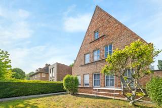 Deze woning met heel wat potentieel is gelegen op een perceel van 424 m² in de Veldstraat in Sint-Michiels. In de tuin is het uitermate genieten van rust en ruimte, perfect om buiten te ontspannen. Dankzij de centrale ligging geniet je hier van een uitstekende bereikbaarheid: het station van Brugge bevindt zich op slechts enkele meters afstand en ook scholen, winkels en tal van andere voorzieningen liggen vlakbij. Daarnaast bereik je het centrum van Brugge in een mum van tijd.<br /><br />Je betreedt de woning via de inkomhal, die toegang geeft tot de leefruimte met zit- en eetplaats. Aansluitend bevindt zich de keuken. Op het gelijkvloers is er bovendien een praktische berging met toilet aanwezig. Op de eerste verdieping bevinden zich drie slaapkamers en een badkamer.<br /><br />Verder beschikt de woning over een ruime zolder die kan worden ingericht als bijkomende slaapkamers. Ook is er een kelder aanwezig.<br /><br />De woning heeft een solide basis en een praktische indeling, maar vraagt om een renovatie om opnieuw volledig tot haar recht te komen. Met de nodige modernisaties kan dit uitgroeien tot een comfortabele en gezellige gezinswoning op een uitstekende ligging in Sint-Michiels.<br /><br />Benieuwd naar deze woning?  Contacteer Beau via beau@waeyler.be of 0470 54 16 27