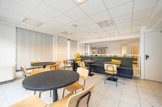 Centraal gelegen handelspand in Lier, momenteel verhuurd aan € 995,55 per maand, aangevuld met € 50 maandelijkse algemene kosten.<br /><br />Het pand omvat een winkelruimte van circa 48 m², een kantoor van circa 14,5 m², een uitgeruste keuken van circa 11 m² en een afzonderlijk toilet. De kantoorruimte kan mogelijk bij de winkelruimte worden gevoegd.<br />De garagebox biedt rechtstreekse toegang tot de winkel via een manuele sectionaalpoort en dient verplicht mee te worden aangekocht voor € 30.000.<br /><br />Individuele nutsvoorzieningen. Onroerende voorheffing ten laste van de huurder. EPC-label E. Interessante investeringsopportuniteit met onmiddellijke huuropbrengst.<br /><br />EPC: 20220526-0002611805-KNR-1