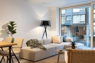 Residentie Yolande is een kleinschalige nieuwbouwresidentie met 5 appartementen. De residentie bevindt zich op een straat verwijderd van de zeedijk van Oostende. Je kan vanop je terras de zee al ruiken! De Koningsstraat is dicht gelegen bij, niet enkel de zee, maar ook de Venetiaanse Gaanderijen, "t'peird" en het stadscentrum! <br /><br />De appartementen beschikken telkens over een open geïnstalleerde keuken met bijhorende berging, leefruimte, badkamer en afzonderlijk toilet.