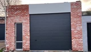 Opslagplaats/Magazijn, ideaal voor een kleine zelfstandige! <br />Dichtbij het centrum van Kontich, met een vlotte verbinding naar E19 en belangrijke invalswegen.<br /><br />OMSCHRIJVING:<br />- 60m² binnen + 10m² buiten<br />- waterput met dompelpomp (regenwater) <br />- electriciteit voorzien<br />- (manuele) poort (H260cm)