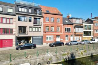 Dit appartement met een bewoonbare oppervlakte van ca. 49 m² bevindt zich op de eerste verdieping en is voorzien van een private kelderberging.<br /><br />Het gebouw bevindt zich in het centrum van Gent waardoor je volop kunt genieten van alles wat de stad te bieden heeft: een goede bereikbaarheid, vele horecazaken en een levendige omgeving. Het appartement kijkt uit op het water wat zorgt voor een aangename en rustgevende sfeer. Deze combinatie van ligging en uitzicht maakt het appartement niet alleen geschikt voor eigen bewoning maar ook interessant als investering.<br /><br />Bij het binnenkomen kom je terecht in een inkomhal die toegang biedt tot de lichtrijke leefruimte met een eerste eetplaats. Aansluitend bevindt zich de keuken waar ook ruimte is voorzien voor een tweede eetgelegenheid. De badkamer is uitgerust met een douche, een lavabo en een toilet. Tot slot is er een volwaardige slaapkamer die voldoende plaats biedt voor een tweepersoonsbed.<br /><br />Het appartement beschikt over centrale verwarming op aardgas en PVC-ramen met dubbele beglazing. Door de combinatie van een strategische ligging, goede bereikbaarheid en een functionele indeling vormt dit pand een solide en toekomstgerichte investering binnen de Gentse vastgoedmarkt.<br /><br />EPC: 184 (B) / CV op aardgas / Asbestveilig / EK conform <br /><br />Benieuwd naar dit appartement op een centrale ligging in Gent? Maak dan vrijblijvend uw afspraak via gilles@landbergh.be of 09 225 25 24.