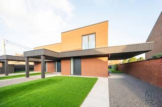 3 energieneutrale kwalitatieve luxueuze nieuwbouwwoningen (6% btw mogelijk!). E-peil 0, topafgewerkt!Goedgelegen aan de Gavers.INDELING: inkom met...