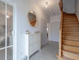 <p>Ben je op zoek naar een instapklare woning waar ruimte, comfort en rust centraal staan? Dan is deze prachtige gezinswoning, volledig gerenoveerd in 2024, zeker een bezoek waard! Met haar ruime indeling, zonnige tuin en praktische ligging nabij het centrum van Sint-Katherina-Lombeek biedt deze woning alles voor een aangenaam gezinsleven.</p><p>Bij het betreden van de woning kom je in de inkomhal met apart gastentoilet. Verder vind je op het gelijkvloers een aparte bureau- of praktijkruimte, ideaal voor wie thuiswerkt of een zelfstandige activiteit wil combineren met het gezinsleven. De ruime woonkamer met eetruimte vormt samen met de open, volledig geïnstalleerde keuken een gezellige leefomgeving. Aansluitend bevindt zich een praktische berging, ideaal voor extra opbergruimte.<br />Op de eerste verdieping geeft de nachthal toegang tot twee ruime slaapkamers en een comfortabele badkamer, uitgerust met zowel een douche als een ligbad. Daarnaast is er een afzonderlijke wasberging met extra toilet.<br />Ook de zolderverdieping, met een oppervlakte van maar liefst 50,47 m², biedt heel wat mogelijkheden. Deze ruimte werd reeds gedeeltelijk ingericht en kan verder worden afgewerkt tot een volwaardige derde slaapkamer, hobbyruimte of polyvalente ruimte. Bovendien zijn alle voorzieningen aanwezig om hier een tweede badkamer te realiseren.</p><p>Buiten geniet je van een aangename, westgerichte tuin waar je heerlijk kunt ontspannen en optimaal kunt genieten van de namiddag- en avondzon. Het perceel heeft een oppervlakte van maar liefst 8a29 en biedt volop mogelijkheden om te genieten van het buitenleven. Bovendien zijn er staanplaatsen voor de woning.</p><p>De woning werd volledig gerenoveerd in 2024 en is volledig instapklaar. De ligging vormt een extra pluspunt: je woont hier in een rustige omgeving, op korte afstand van het centrum van Sint-Katherina-Lombeek, met winkels en openbaar vervoer in de buurt.</p><p>Een echte buitenkans voor gezinnen! Deze woning combineert hedendaags wooncomfort met ruimte, een aangename tuin en een praktische ligging. Dankzij de recente totaalrenovatie en de vele mogelijkheden is dit de ideale plek om zonder zorgen aan een nieuw hoofdstuk te beginnen.</p>