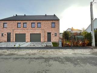 WICHELEN - Prachtige BEN-woning op rustige locatie.<br /><br />Inschrijven voor het geplande bezoekmoment kan via onze website => www.immoderas.be<br /><br />Deze tot in de puntjes afgewerkte woonst bevindt zich aan het begin van een rustige woonkern, doch vlakbij het station van Wichelen, enkele winkels, een schooltje en openbaar vervoer. Via de invalswegen bereikt u vlot de E40 of E17. Voor de fervente wandelaar of fietser is dit een ideale uitvalsbasis!<br /><br />De woning omvat op het gelijkvloers: inkomhal met apart toilet en mogelijkheid tot vestiaire, bureauruimte, ruime leefruimte met volledig geïnstalleerde open keuken (vaatwasser, combi-oven, keramische kookplaat, veel kastruimte, ontbijteiland, koelkast), aanpalende berging en een inpandige garage. De leefruimte geeft uit op een groot terras met perfecte oriëntatie en mooie grastuin. Op de bovenverdieping bevinden er zich 3 grote slaapkamers, een badkamer met douche, dubbele wastafel en ligbad, apart toilet én een wasplaats.<br />Verder is er nog een grote zolder die kan dienen als mancave of hobbyruimte!<br /><br />Het energiegebruik van deze woning wordt tot een minimum beperkt door het gebruik van doorgedreven isolatie en de aanwezigheid van 10 zonnepanelen én een regenwaterput van 5000l.