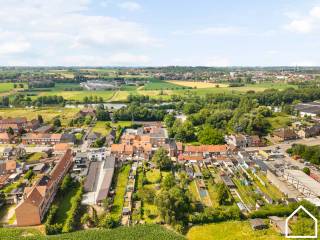 Deze charmante en goed onderhouden woning met z'n prachtige tuin biedt naast zijn landelijke verzichten ook nog eens  een toplocatie met tal van mogelijkheden op 100m van de Leie<br /><br />ONTDEK DE WONING VIA DE VIDEO: https://youtube.com/embed/kUvLH4SetYg<br /><br />*De render foto's zijn louter gemaakt op basis van het schilderen van de muren in het wit en het plaatsen/leggen van lichte houten laminaat<br />*Met het plaatsen van dakisolatie en/of zonnepanelen heeft u aan de renovatieplicht voldaan<br /><br />INDELING:<br /><br />GLV: Inkomhal (5,6m²) - leefruimte met houtkachel (30,67m²) - keuken met frigo, oven spoelbak, gasfornuis (16,7m²) - badkamer met apart toilet, douchel, enkel wasmeubel en handdoekradiator (5,34m²) - dubbele garage met automatische sectionale poort (48,81m²) - terras (70m²) - tuin (780m²) - tuinhuis (30m²) - <br /><br />VERDIEPING 1: Nachthal (15,6m²) - 2 slaapkamers (10m² - 10m²)  <br /><br />VERDIEPING 2: Vaste trap naar de zolder (29,3m²) waar een 3de kamer gemaakt kan worden<br /><br />VERDIEPING -1: Kelder (6,5m²) <br /><br />EXTRA: Regenwater - steenputwater - de garage van de woning ligt volledig in woongebied waardoor er bovenop de garage nog een etage gezet kan worden<br />