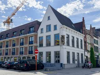 MULTIFUNCTIONEEL HANDELSPAND MET 2 APPARTEMENTEN gelegen in het STADSCENTRUM van Oudenaarde. Deze EXCLUSIEVE EIGENDOM is gelegen UITERST...
