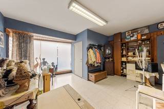 Op een centrale ligging in het hart van Gits, op wandelafstand van winkels, horeca en andere dagelijkse voorzieningen, bevindt zich deze ruime woning met heel wat mogelijkheden. Dankzij de vlotte verbinding met de omliggende gemeenten combineert u hier centraal wonen met een uitzonderlijke hoeveelheid ruimte. Via de zijoprit heeft u rechtstreeks toegang tot de ruime koer van maar liefst 273 m², met achteraan een loods van 85 m². Een absolute meerwaarde voor wie op zoek is naar extra parkeer-, opslag- of hobbyruimte.<br /><br />De woning zelf biedt aangename, ruime vertrekken en beschikt bovendien over een gunstig EPC-label C. Op het gelijkvloers bevinden zich de inkomhal, een ruime voorplaats, hal, lichtrijke leefruimte, ruime geïnstalleerde keuken, badkamer en praktische wasplaats.<br />Op de eerste verdieping vindt u de nachthal, een apart toilet, drie volwaardige slaapkamers en een bijkomende bergruimte.<br /><br />Wie op zoek is naar een ruime woning met extra opslag- en buitenruimte op een centrale ligging, vindt hier een eigendom met bijzonder veel mogelijkheden.<br /><br />Interesse? Contacteer Ward via 0470 20 66 88 voor meer informatie of een bezoek.
