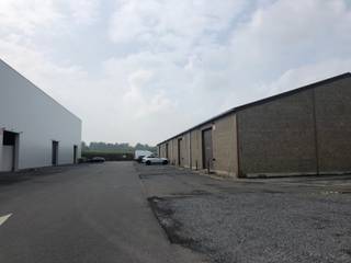 Te huur: magazijn van 1.692 m², hoogte 9 m, met een sectionale poort van 4,30 m, + kantoorruimte van ca. 50 m², gelegen in het bedrijventerrein van...