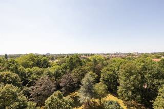 <p><span>Panoramisch wonen op de 7e verdieping op een groen privé domein in Merksem!</span></p><p><span>Ben je op zoek naar een appartement met een adembenemend uitzicht, veel lichtinval en een heerlijk buitenleven? Dit comfortabele appartement op de 7e verdieping aan het Leiebos 31 in Merksem biedt je een unieke kans om te wonen in een oase van rust, met alle troeven om er jouw absolute droomthuis van te maken.</span></p><p><span>De highlights:</span></p><ul><li><span>Fenomenaal panoramisch zicht</span><span> vanaf de zevende verdieping.</span></li><li><span>Uitzonderlijk energiezuinig</span><span> dankzij een gunstig EPC B-label.</span></li><li><span>Technisch perfect:</span><span> De elektriciteit is volledig conform gekeurd.</span></li><li><span>Uitzonderlijk groot terras</span><span> over de volledige lengte van het appartement.</span></li><li><span>Recente, modern ingerichte keuken</span><span> voorzien van alle comfort.</span></li><li><span>2 volwaardige slaapkamers</span><span> met een rustgevend, groen uitzicht.</span></li></ul><p><span>Indeling en mogelijkheden:</span><span> Je komt binnen via de inkomhal die toegang biedt tot de lichtrijke leefruimte. Dankzij de hoge ligging geniet je hier elke dag van een spectaculair, weids uitzicht. De aangrenzende keuken werd recent volledig vernieuwd en is modern en functioneel uitgerust. Zowel vanuit de leefruimte als de slaapkamers stap je zo het riante terras op, dat over de hele lengte van het appartement loopt de ideale plek om te ontspannen en te genieten van de zonsondergang.</span></p><p><span>Verder beschikt het appartement over twee comfortabele slaapkamers en een functionele badkamer met ligbad, die je naar eigen smaak en tempo kunt opfrissen. Met een gunstig EPC B-score en een conforme elektrische keuring koop je hier bovendien met een gerust hart, zonder renovatieverplichting of onverwachte technische kosten.</span></p><p><span>Over de buurt:</span><span> Het Leiebos staat bekend om zijn rustige, residentiële ligging op een groen privé domein in Merksem. Je geniet hier van maximale privacy en rust, terwijl winkels, scholen en het openbaar vervoer op een steenworp afstand liggen. Met de wagen ben je bovendien binnen enkele minuten op de Antwerpse Ring en de belangrijkste invalswegen.</span></p><p><span> </span></p><p><span>Gemeenschappelijke kosten: </span></p><p><span>Algemene kosten 136,76 EUR / maand</span></p><p><span>Sparen / Reservekapitaal 32,29 EUR / maand</span></p><p><span>Privatief verbruik 66,96 EUR / maand</span></p><p><span>Interesse om dit uitzicht zelf te komen bewonderen? Neem vandaag nog contact met ons op via 03/646.66.55 of lynn@sinjoor.be!</span></p>
