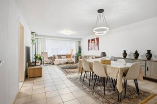 <p><span>Gelijkvloers appartement met 2 a 3 slaapkamers en terrasje in hartje Schoten</span></p><p><span>Ontdek dit gezellige gelijkvloers appartement, ideaal gelegen aan de Zamenhoflaan 5 in Schoten, op wandelafstand van winkels/markt, openbaar vervoer en invalswegen.</span></p><p><span>Het appartement beschikt over een ruime woonkamer (34m²) en aansluitend een praktische keuken (7.9m²) voorzien van het nodige comfort. Vanuit de leefruimte is er toegang tot een gezellig, overdekt terrasje perfect om te genieten van een koffiepauze en langs de straatkant afsluitbaar met rolluik.</span></p><p><span>Er zijn 2 volwaardige slaapkamers (14,8m² + 12m²), beide met elektrische rolluiken en nog een extra tussenkamer (7,6m²), ideaal als dressing, bureau, logeerkamer of hobbyruimte. De badkamer is uitgerust met een ligbad, lavabo in meubel en aansluiting voor wasmachine. Het toilet bevindt zich apart in de inkomhal.</span></p><p><span>Extra troeven: aparte privéberging inclusief de vraagprijs in de gemeenschappelijke gang, gemeenschappelijke fietsenstalling, lage vaste kosten (€115/maand) en geen bijdrage voor de lift !! EPC-label D = GEEN renovatie verplichting</span></p><p><span>Momenteel verhuurd aan zeer correcte huurders, wat dit appartement ook interessant maakt als investeringspand.</span></p><p><span>*De vermelde bewoonbare oppervlakte is gebaseerd op de bruikbare vloeroppervlakte zoals vermeld op het EPC-verslag</span></p><p><span> </span></p><p><span> </span></p>
