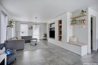 Wie op zoek is naar een recente, energiezuinige gezinswoning met een moderne uitstraling en een doordachte indeling, voelt zich hier meteen thuis. Deze halfopen woning, gebouwd in 2019, combineert hedendaags wooncomfort met kwalitatieve afwerking en een aangename lichtinval.<br /><br />We betreden de woning via een verzorgde inkomhal met gastentoilet, die meteen toegang geeft tot de leefruimte. De open leefruimte baadt in het licht dankzij de grote raampartijen en biedt een aangename connectie met de tuin. De keuken met eiland sluit naadloos aan op de eetplaats en zithoek en is uitgerust met kwaliteitsvolle Miele toestellen.. Aansluitend bevindt zich een praktische berging met aansluiting voor wasmachine en droogkast;<br /><br />Op de eerste verdieping bevinden zich drie good-sized slaapkamers (ca. 16 -14-14 m²) en een strakke badkamer uitgerust met zowel bad als douche en dubbele wastafel. De indeling is hier perfect afgestemd op een gezin, met voldoende ruimte en privacy voor iedereen.<br /><br />De tweede verdieping biedt een volwaardige master bedroom afgewerkt met maatwerk, en bijkomende bergruimte/technische ruimte. <br /><br />Buiten geniet u van een private tuin en een praktische carport naast de woning, wat zorgt voor comfortabel parkeren op eigen terrein.<br /><br />De woning werd gebouwd met oog voor detail, een strakke, tijdloze gevel en duurzame materialen, gecombineerd met een energiezuinige bouwkwaliteit. Dankzij de aanwezigheid van zonnepanelen én thuisbatterij wordt niet alleen het energieverbruik beperkt, maar bent u ook voorbereid op de toekomst.<br /><br />Gelegen in een rustig woonerf in Sint-Katelijne-Waver, met een vlotte verbinding naar Mechelen en Antwerpen en alle voorzieningen zoals winkels, scholen en openbaar vervoer in de directe omgeving, biedt deze woning het perfecte evenwicht tussen rust en bereikbaarheid.<br /><br />Ideaal voor wie op zoek is naar een instapklare woning waar u zorgeloos kunt wonen met uw gezin - must visit!