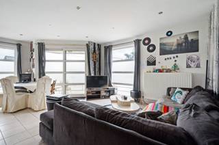 <p><span>Lichtrijk appartement te Onze-Lieve-vrouw-Waver.</span></p><p><span> </span></p><p><span>Dit knappe appartement is gelegen op de eerste verdieping van een kleinschalige residentie, vlot toegankelijk via trap of lift. Het appartement is functioneel ingedeeld en werd afgewerkt met kwalitatieve materialen. Vele ramen en grote raampartijen zorgen voor veel lichtinval. De ruime woonkamer met naastliggend geïnstalleerde keuken biedt een gezellige thuis. Vanuit de woonkamer heeft u toegang tot een gezellig terras. De nachthal geeft toegang tot twee slaapkamers, een badkamer, een apart toilet en een berging. Voldoende stockageruimte is gegarandeerd dankzij een berging in het appartement, een gemeenschappelijke kelder en een garagebox. Parkeren kan zowel in de privatieve garagebox, als ook op de gemeenschappelijke parking naast het gebouw. De garagebox is verplicht bij aan te kopen - vraagprijs € 25.000.</span></p><p><span> </span></p><p><span>Dankzij de gunstige ligging nabij het landelijke dorpscentrum zijn winkels, scholen en openbaar vervoer vlot te bereiken.</span></p><p><span> </span></p><p><span>Bent u op zoek naar een mooi appartement of een ideale investering? Mis deze kans niet en contacteer ons via 015/755 444 of <span>info@immovercammen.be</span></span><span> </span></p>