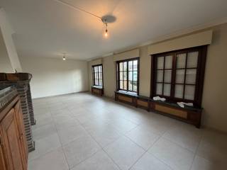 In het centrum van Deinze, op wandelafstand van winkels, scholen, openbaar vervoer en alle dagelijkse voorzieningen, bevindt zich deze bijzonder...