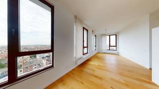Zonnig appartement met ruim Zuid gericht terras in Residentie Eilandje op wandelafstand van het MAS. <br /><br />Indeling: Inkomhal met gastentoilet en ruime berging met aansluitingen wasmachine en droogkast. <br />Uiterst zonnige leefruimte voorzien van mooie parketvloeren, dubbele plafondhoogte en grote raampartijen dewelke een schitterend uitzicht bieden over de stad Antwerpen. <br />Volledig geïnstalleerde open keuken met toegang tot een zuid georiënteerd terras. <br />Ruime hoofdslaapkamer met aansluitend een volledig geïnstalleerde badkamer. Via de nachthal bereikt u verder ook twee extra kamers, een tweede douchekamer en extra toilet. <br /><br />Het betreft een hedendaags appartement voorzien van alle luxe en comfort en mooi terras.<br /><br />Twee autostaanplaatsen met nummers 131 en 132 te huur op niveau -3 aan 100 euro per maand. <br /><br />BESCHIKBAAR VANAF 01/10/2026 <br /><br />Extra: <br />-Goede bereikbaarheid<br />-Gemeenschappelijke fietsenstalling