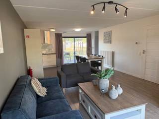 <strong>Gezellige vakantiewoning met eigen grond voor 6 personen op EuroParcs – ideaal voor ontspanning of investering</strong><br /><br />Op zoek naar een sfeervolle vakantiewoning op <strong>eigen grond</strong> waar rust en comfort samenkomen? Deze gezellige woning op het geliefde park EuroParcs biedt plaats aan 6 personen en is de perfecte uitvalsbasis voor een ontspannen verblijf.<br /><br />De lichtrijke woonkamer beschikt over een comfortabele zithoek met televisie, ideaal om samen tot rust te komen. Aansluitend vind je de volledig uitgeruste keuken met onder andere een vaatwasser, combimagnetron en filter koffiezetapparaat. De eethoek maakt het geheel compleet voor gezellige maaltijden.<br /><br />Op de bovenverdieping bevinden zich drie slaapkamers: een ruime kamer met tweepersoonsbed, een kamer met twee eenpersoonsbedden en een derde kamer met een stapelbed – perfect voor gezinnen of gasten. De badkamer is voorzien van een douche en dubbele wastafel. Daarnaast is er een apart toilet aanwezig.<br /><br />Inboedel is inbegrepen! <br /><br />Buiten geniet je van een eigen terras, ideaal om te ontspannen in de frisse lucht. Bij de woning is er parkeergelegenheid voor één auto.<br /><br />Deze vakantiewoning is niet alleen een heerlijke plek om zelf te verblijven, maar ook een interessante opportuniteit als opbrengsteigendom.<br /><br />Kortom: een ideale combinatie van comfort, rust en investeringspotentieel!