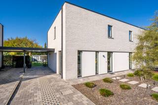 <p>Interesse in dit pand? Neem voor bijkomende informatie of het maken van een afspraak rechtstreeks contact op met Erik Smeijers via <strong>+32 497 53 07 96</strong> of <strong>erik@copandi.be</strong>.</p><p>Deze woning wordt verkocht onder registratierechten, dus GEEN BTW!!!</p><p>In de Aambeeldstraat in Wilsele (Leuven) vind je deze instapklare gezinswoning uit 2022, waar hedendaags comfort en een aangename woonsfeer hand in hand gaan. De woning ligt op een perceel van 342 m² en biedt je met de mooie tuin en een terras volop ruimte om buiten te genieten, in een omgeving waar het toch fijn rustig wonen is.</p><p>Binnen vind je een logische en functionele indeling verspreid over een bewoonbare oppervlakte van 144 m². De woning telt drie volwaardige slaapkamers en één badkamer, ideaal voor een gezin dat op zoek is naar een woning zonder renovatiewerk. Dankzij de doordachte opbouw en de aanwezige plannen krijg je snel een duidelijk beeld van hoe elke ruimte zich tot de andere verhoudt.</p><p>Deze woning onderscheidt zich door haar uitstekende energieprestatie: met een EPC-label A en een E-peil van 7 behoort ze tot de energiezuinige woningen van vandaag. De vloerverwarming op gas, het ventilatiesysteem en de 11 zonnepanelen dragen daar sterk toe bij, net als de regenwaterrecuperatie die wordt ingezet voor het toilet, de buitenkraan en de wasmachine. Verder beschik je over twee buitenparkeerplaatsen, aansluiting laadpaal, en is de elektrische installatie conform bevonden. Zowel het bodemattest als het elektriciteitscertificaat zijn beschikbaar, wat extra gemoedsrust biedt bij de aankoop.</p><p>De ligging in Leuven zorgt voor een vlotte combinatie van rust en bereikbaarheid, met de stad en haar voorzieningen op een handige afstand. Ben je benieuwd hoe deze woning in het echt aanvoelt? Bekijk alvast de virtuele tour online, en neem gerust contact op met ons kantoor om samen een bezoek in te plannen.</p><p>✅ Recente woning (2022)<br />✅ GEEN BTW<br />✅ Gelegen in een doodlopende straat<br />✅ Zeer goed EPC<br />✅ Vloerverwarming<br />✅ Zonnepanelen<br />✅ Verluchting type D<br />✅ Instapklaar</p>