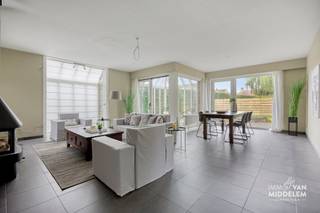 <strong>Immo Van Middelem verkoopt deze uitzonderlijk goed gelegen RUIME en LICHTRIJKE, INSTAPKLARE villa met 4 kamers, bureau, garage, terras en tuin op een perceel van +/- 8a83ca. </strong><br /><strong>Winkels, scholen, openbaar vervoer, sportinfrastructuur, cultuurcentrum 'De Ploter',... bevinden zich allemaal op wandelafstand !</strong><br /><br />De achtertuin (die uitgeeft op de Beukstraat), dewelke intussen werd afgesplitst van de woning als bouwgrond voor een open bebouwing op +/- 4a01ca, is inbegrepen in de prijs. Ideaal als investering in de toekomst!<br /><br />De woning werd steeds zéér goed onderhouden, de eigenaars zijn doorheen de jaren blijven investeren in hun wooncomfort (zie document 'historiek woning' bij 'downloads').<br /><br />De indeling is als volgt: <br />- GELIJKVLOERS: inkomhal met WC en trap naar de 1ste verdieping, bureau met ingemaakte kasten, living (salon en eetplaats) met toegang tot de veranda en het terras, volledig geïnstalleerde keuken met eethoek en toegang tot het terras, berging;<br />- 1ste VERDIEPING: nachthal, WC, badkamer met bad en douche, 3 kamers waarvan 1 met dressing, 2 bergruimtes.<br />- ZOLDER 1 (via vaste trap): 1 kamer met doucheruimte en WC;<br />- ZOLDER 2 (via trapladder): bergzolder;<br />- GARAGE met stookplaats;<br />- Ruim TUINHUIS<br /><br />Alarminstallatie.<br />CV op stookolie (aansluiting op stadsgas mogelijk).<br />8 zonnepanelen met thuisbatterij.<br />EPC: 240 kWh/m² - Label C (UC: 3585935).<br />Elektriciteit CONFORM tot 2050.<br />Asbestveilig.<br />Vrij bij akte.