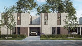 Acht hedendaagse gezinswoningen met witte gevelsteen, bronskleurig schrijnwerk en speelse accenten. Binnenin vind je drie slaapkamers, een lichtrijke leefruimte met open keuken, een berging en apart toilet. De kopwoningen bieden extra ruimte op de verdieping, perfect als bureau, hobbyplek of gewoon wat meer ademruimte.<br /><br />Deze gesloten en halfopen bebouwingen combineren witte gevelstenen met bronskleurig schrijnwerk, afgewisseld met speelse accenten in aluminium gevelplaten en metselwerk. Het resultaat is een levendig maar harmonieus straatbeeld met een tijdloze uitstraling. Binnenin geniet je van drie ruime slaapkamers, een lichtrijke leefruimte met open keuken, een aparte berging en toilet. De kopwoningen bieden bovendien extra ruimte op de verdieping – ideaal als thuiskantoor, hobbyruimte of gewoon wat meer ademruimte. 
