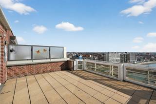 Goed onderhouden dakappartement met grote terrassen en een fenomenaal zicht op de jachthaven van Blankenberge.De leefruimte typeert zich door de...