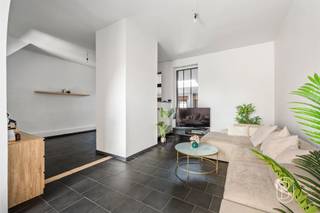 Bent u op zoek naar een woning met ruime kamers, veel potentieel en een aangename buitenruimte in een gewilde buurt? Dan zou dit charmante huis, ideaal gelegen in Kain, wel eens uw aandacht kunnen trekken.Meteen bij binnenkomst ontdekt u een ruime woonruimte van meer dan 47 m², badend in natuurlijk licht. Deze bestaat uit een woonkamer en een eetkamer die uitkomen op een volledig uitgeruste keuken, waardoor een gezellige en warme sfeer ontstaat.Op de begane grond bevinden zich tevens een doucheruimte met toilet, evenals een opbergruimte waarmee u uw interieur gemakkelijk georganiseerd kunt houden.Aan de voorzijde van het huis bevindt zich een ruimte van meer dan 20 m² die momenteel dienst doet als wasruimte en werkplaats. Deze multifunctionele ruimte biedt talrijke inrichtingsmogelijkheden: kantoor, hobbykamer, werkruimte, extra slaapkamer of een ruimte gewijd aan uw hobby’s.De bovenverdieping bestaat momenteel uit twee aaneengesloten slaapkamers, maar de indeling maakt het mogelijk om tot vier slaapkamers te creëren, afhankelijk van uw plannen en behoeften. Een zolder maakt de woning compleet en biedt extra opslagruimte.Buiten kunt u genieten van een betegeld terras dat uitkijkt op een aangename, volledig omheinde tuin op het zuiden, evenals vier parkeerplaatsen aan de voorzijde van de woning. Een huis met veel potentieel, dat royale ruimtes en een ideaal gelegen buitenruimte biedt, in een gewilde omgeving in Kain.