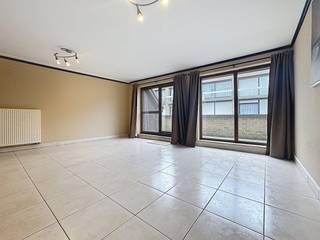 Op zoek naar een ruim en lichtrijk appartement aan de kust? Dit instapklare duplex-appartement in Oostende, gelegen op de 4e verdieping met...