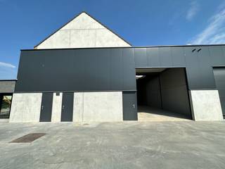 Nieuwbouw KMO-unit bestaande uit 412 m² opslagruimte in combinatie met 175 m² kantoren en 98 m² conciërgewoning te koop. De ruimte maakt deel uit...