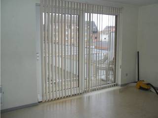 Bestaande uit:Ruime inkom, badkamer met ligbad, toilet en aansluiting voor wasmachine.Zonnige woonkamer met ruim terras en open ingerichte...