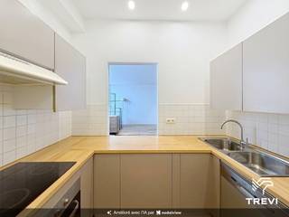 <p><strong>BRUSSEL, in het hart van Brussel, op een steenworp afstand van de Grote Markt, vlakbij de instellingen, het openbaar vervoer en de winkels, mooi appartement van ±97 m² gelegen op de 4e verdieping met lift. Het appartement is als volgt ingedeeld: inkomhal, ruime woonkamer van ±30 m², ingerichte keuken (oven, kookplaten, afzuigkap, koelkast, diepvriezer en vaatwasser), badkamer, toilet, wasruimte, een slaapkamer van ±12 m² en een slaapkamer van ±18 m² met een inloopkast, geen kelder. Kosten: Voorschot van 200€/maand, inclusief gemeenschappelijke kosten en koud water. EPC D-. Beschikbaar vanaf 15/09/2026.</strong><br /><br /></p>
<p><u>Op de 4e verdieping, bereikbaar met de lift:</u></p>
<p> </p>
<p>- Entreehal<br />- Ruime woonkamer van ±30 m²<br />- Ingerichte keuken (oven, kookplaten, afzuigkap, koelkast, vriezer en vaatwasser)<br />- Badkamer<br />- Toilet<br />- Wasruimte<br />- Slaapkamer van ±12 m²<br />- Slaapkamer van ±18 m² met een inloopkast</p>