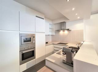 Maak uw bezoek aan ons nog eenvoudiger! Vul alstublieft vooraf de huurdersfiche in en stuur deze naar verhuur@vastgoeddemeyer.be. Wij nemen daarna contact met u op om een afspraak ter plaatse te plannen. U kunt de fiche vinden onder de downloads. Alvast bedankt!<br /><br />Gezellig en instapklaar gelijkvloersappartement te huur in het centrum van Tielt. Héél vlot bereikbaar en gelegen nabij winkels, scholen, bakkers... . Het appartement komt vrij 01/02/2026 - mogelijkheid vroeger.<br /><br />Het appartement omvat een inkomhal met apart toilet en vestiaire. Vervolgens komt U terecht in de lichtrijke leefruimte met ruimte voor een zithoek en een eetplaats. Aansluitend bevindt zich de keuken die omvat een microgolf, oven, dubbele spoelbak, keramische kookplaat, dampkap, koelkast en vaatwasmachine..<br /><br />Verder omvat het appartement een slaapkamer en badkamer met douche en aansluiting voor een wasmachine.<br /><br />Tot slot is er nog een gezellige stadstuin en een aparte kelderberging.<br /><br />PLUSPUNTEN:<br />* ENERGIEZUINIG<br />* LIGGING<br />* INSTAPKLAAR