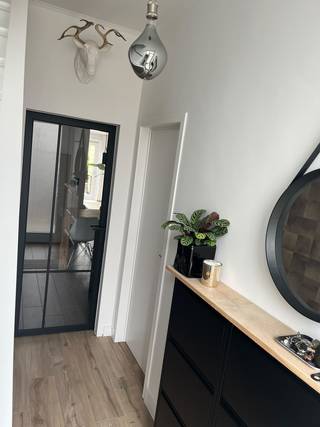<strong>Kortrijk - Zeer verzorgde instapklare woning met tuin te koop.</strong>
<p>Op zoek naar een woning waar u meteen kunt intrekken? Deze uiterst verzorgde instapklare woning met tuin combineert comfort, ruimte en een hoogwaardige afwerking.</p>

<p>Bij het binnenkomen wordt u verwelkomd in een nette inkomhal. De gezellige leefruimte sluit naadloos aan op de moderne, volledig uitgeruste keuken. De luxueus vernieuwde badkamer (5 jaar geleden gerenoveerd) is een echte blikvanger en beschikt over een professionele hammam voor ultieme ontspanning.</p>

<p>Op de <u>eerste verdieping</u> bevinden zich twee ruime slaapkamers, waarvan één met een praktische dressing. De geïsoleerde zolder op de <u>tweede verdieping</u> biedt de mogelijkheid om eenvoudig een extra slaapkamer of hobbyruimte te creëren. Daarnaast beschikt de woning over een droge kelder.</p>
<strong>Troeven:</strong>

<ul><li>Instapklaar en recent volledig herschilderd</li><li>Luxueuze badkamer met professionele hammam</li><li>LED-verlichting in de volledige woning</li><li>Waterverzachter</li><li>Conforme elektriciteitskeuring</li><li>Geïsoleerde zolder met uitbreidingsmogelijkheden</li><li>Droge kelder</li><li>Gezellige tuin</li></ul>
Een woning die kwaliteit, comfort en potentieel perfect combineert.