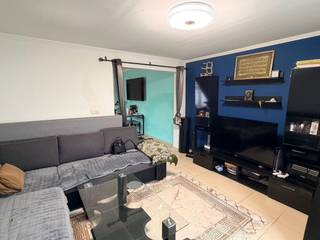 Deze gunstig gelegen en gezellige halfopen woning in Tildonk is een ideale opportuniteit voor starters, jonge gezinnen of kopers die op zoek zijn naar een betaalbare woning met potentieel. Op het gelijkvloers beschikt de woning over een aangename woonkamer, een eetkamer en een open keuken. Verder bevindt zich op de gelijkvloerse verdieping een badkamer met wastafel, toilet en bad.  Klein terrasje aan achterzijde.<br />Op de eerste verdieping zijn er twee slaapkamers. Via een vaste trap bereikt u de zolderverdieping, die bovendien extra mogelijkheden biedt naar opslag of hobbyruimte.<br />De woning kan hier en daar wat opfriswerk gebruiken, maar vormt dankzij haar gezellige karakter en praktische indeling een uitstekende basis om er met beperkte ingrepen een fijne thuis van te maken. Een tof pandje voor wie betaalbaar wil wonen.