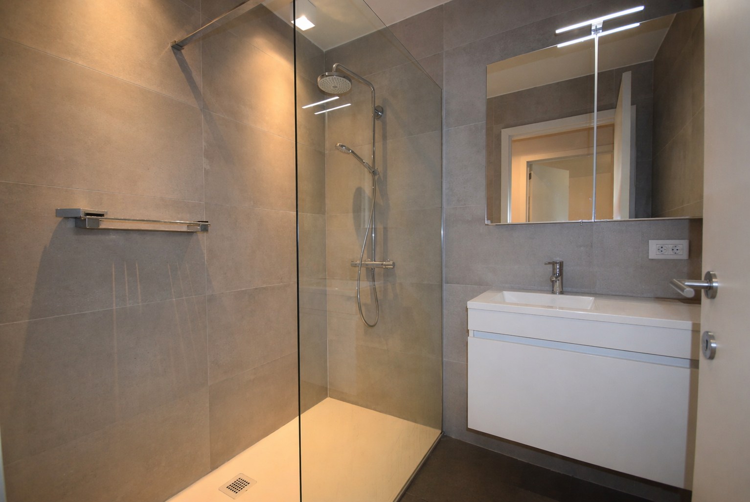 Modern gelijkvloers appartement met 2 slaapkamers en parkeerplaats - foto 4