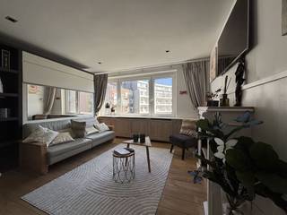 <p><span>Instapklaar, gerenoveerde studio op topligging in Knokke op wandelafstand van strand, Zoute en Lippenslaan</span><span>.</span></p><p><span> </span></p><p><span>Gelegen op de 3de verdieping van een verzorgd gebouw met lift.</span></p><p><span> </span></p><p><span>* Indeling : slim ingerichte woonruimte op parket met ingewerkte slaapbank, open keuken met geïntegreerde eethoek, luxueuze badkamer met douche / lavabo en toilet</span></p><p><span> </span></p><p><span>Ideaal als </span><span>pied-à-terre aan zee</span><span> of </span><span>rendabele investeringsvastgoed</span><span>.  De studio is volledig gemeubileerd, heeft een conforme elektrische installatie, een vernieuwd dak en een gunstig EPC.</span></p>