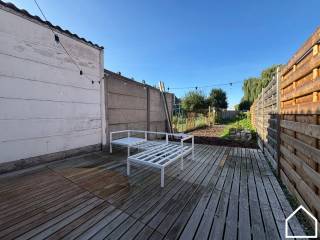 Deze instapklare woning in ‘ONS DORP’ te Menen biedt een unieke kans voor wie op zoek is naar een ideale starterswoning of interessante investeringseigendom.<br /><br />SCHRIJF JE IN VOOR DE KIJKDAG OP ZATERDAG 19/09; https://partnersinvastgoed.be/te-koop/huis/menen/instapklare-woning-met-3-slpks-epc-c-en-toffe-tuin#bezoekmomenten<br /><br />ONTDEK DE VASTGOEDVIDEO; https://youtube.com/embed/iIMnavFgmC0<br /><br />Indeling;<br /><br />Inkom (4,2m²) - Glv slaapkamer 1 of bureau (10,7m²) - leefruimte (14m²) - aparte berging (1,8m²) - uitgeruste keuken met enkele wastafel, elektrische kookplaat, oven, frigo (10,33m²) - apart toilet - wasberging (3,33m²) - buitenberging (10,23m²) - terras (20,7m²) - tuin (98,4m²) <br /><br />1ste verdieping;<br /><br />Nachthal (5,4m²) - slaapkamer 2 (15m²) - berging - badkamer met douchecel, dubbele wastafel en toilet (7,6m²)<br /><br />2de verdieping;<br /><br />Slaapkamer 3 (20,53m²) <br /><br />Extra; overal centrale verwarming, conforme elektriciteit, EPC C,...