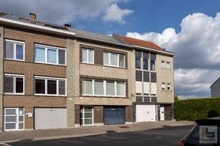 <strong>Ontdek deze perfect onderhouden, energiezuinige woning in een rustige straat vlak bij het centrum van Ronse. De woning werd grondig gerenoveerd met kwaliteitsvolle materialen en is volledig instapklaar!<br /><br />Indeling</strong><br />Gelijkvloers: inkomhal met berging, garage met aansluitende wasplaats/berging en toegang tot het terras en de stadstuin.<br />1ste verdieping: hal met apart toilet, ruime en lichtrijke leefruimte, volledig uitgeruste keuken en toegang tot het terras en de tuin.<br />2de verdieping: nachthal, 3 slaapkamers en een badkamer (te vernieuwen naar eigen smaak).<br />Zolderverdieping: mogelijkheid tot extra slaapkamers of bergruimte (mits plaatsing vaste trap).<br />De stadstuin is momenteel volledig aangelegd als terras, maar kan eenvoudig worden onthard om extra groen te creëren.<br /><br /><strong>Troeven</strong><br /><strong>Centrale verwarming met recente hoogrendementsketel op gas<br />Goede EPC-score (Label B) – geen renovatieverplichting<br />Dubbele beglazing overal<br />Mooie, moderne inrichting<br />Elektriciteit conform  het AREI.<br />Leuke, rustige buurt<br />Op wandelafstand van winkels, scholen en het centrum van Ronse</strong><br /><br />📞 Interesse?<br />Contacteer Jens voor meer informatie of een bezichtiging:<br />📱 0488 98 13 30<br />✉️ jens@immoboss.be<br /><br /><br /><br /><br /> 